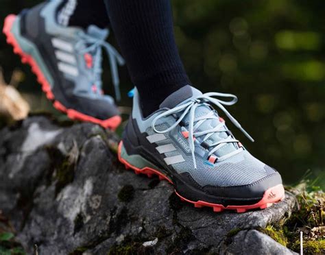 How Should Trail Running Shoes Fit: A Journey Through the Labyrinth of Footwear Comfort